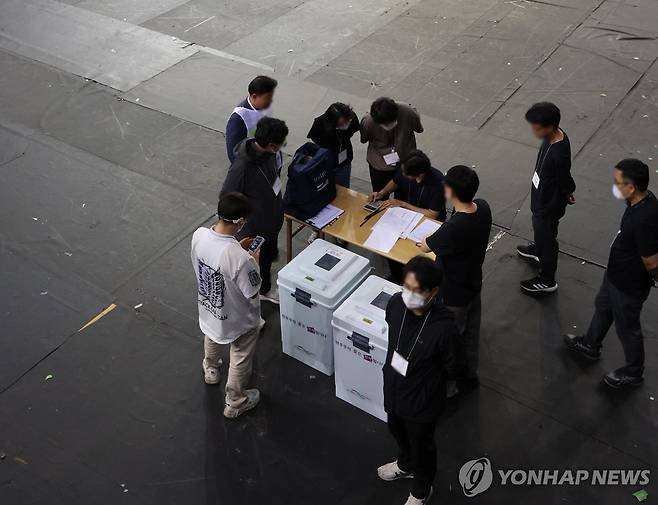 잠실7동 2투표소 투표함 개표소 도착 (서울=연합뉴스) 이진욱 기자 = 5일 서울 송파구 잠실7동 제2투표소에서 이송된 투표함이 개표소인 올림픽공원 핸드볼경기장에 도착하고 있다. 2026.6.5 cityboy@yna.co.kr
