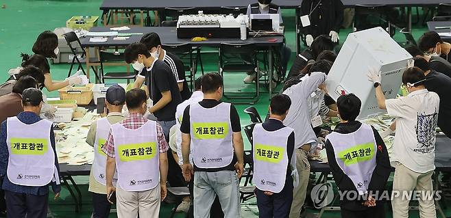 잠실7동 투표함 개표 시작 (서울=연합뉴스) 박동주 기자 = 5일 서울 송파구 잠실7동 제2투표소에서 이송된 투표함이 개표소인 올림픽공원 핸드볼경기장에 도착해 참관인이 지켜보는 가운데 투표함을 열고 있다. 2026.6.5 pdj6635@yna.co.kr
