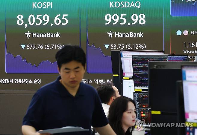 코스닥 장중 4%대 급락해 1,000선 내줘…3개월만 (서울=연합뉴스) 진연수 기자 = 코스닥지수가 장중 4% 넘게 급락한 5일 서울 중구 하나은행 딜링룸 현황판에 코스닥, 코스피 등이 표시되고 있다. 이날 코스닥지수가 5일 장중 4% 넘게 급락해 3개월 만에 1,000선을 내줬다. 2026.6.5 jin90@yna.co.kr