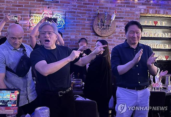 치킨집 찾은 젠슨 황 CEO (서울=연합뉴스) 강태우 기자 = 젠슨 황 엔비디아 최고경영자(CEO)가 5일 서울 마포구 비비큐(BBQ) 홍대입구점에서 최태원 SK그룹 회장, 구광모 LG그룹 회장, 이해진 네이버 의장 등과 대화하고 있다. 2026.6.5 burning@yna.co.kr