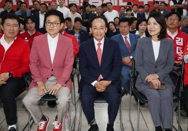 제9회 전국동시지방선거 본투표가 치러진 3일 오후 국민의힘 대구시당에서 추경호 대구시장 후보가 출구조사 결과를 지켜보며 옅은 미소를 짓고 있다 연합뉴스