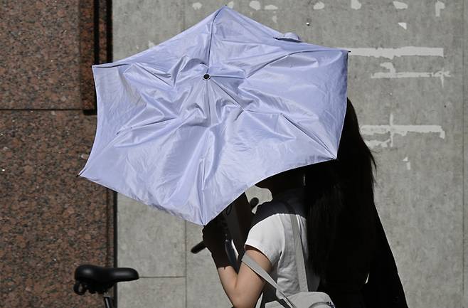 낮최고 기온 30℃를 넘긴 지난달 17일 오후 대구 중구 동성로를 찾은 시민들이 양산을 쓰고 이동하고 있다. 이윤호기자 yoonhohi@yeongnam.com