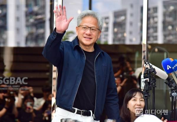 젠슨 황 엔비디아 최고경영자(CEO)의 방한 당일, 국내 증시가 매도 사이드카 발동 등 대폭락장을 연출하면서 관련 수혜주들도 일제히 급락세를 나타냈다. 사진은 젠슨 황 엔비디아 CEO가 지난 5일 오후 서울김포비즈니스항공센터를 통해 입국하면서 한국어로 “안녕하세요”라고 인사를 하는 모습. /사진=미디어펜 김상문 기자