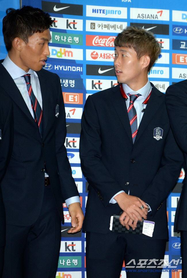 2014 브라질월드컵에 출전하는 홍명보호가 마지막 전지훈련지인 미국으로 출국했다. 홍명보 감독과 월드컵대표팀 선수들이 30일 인천공항 출국장에서 출국인사를 위해 잠시 대기하며 이야기를 나누고 있다. 대표팀은 미국 마이애미에서 전지훈련을 마친 후 6월 11일 월드컵이 열리는 브라질에 입성한다.
인천공항=허상욱 기자 wook@sportschosun.com/2014.05.30/