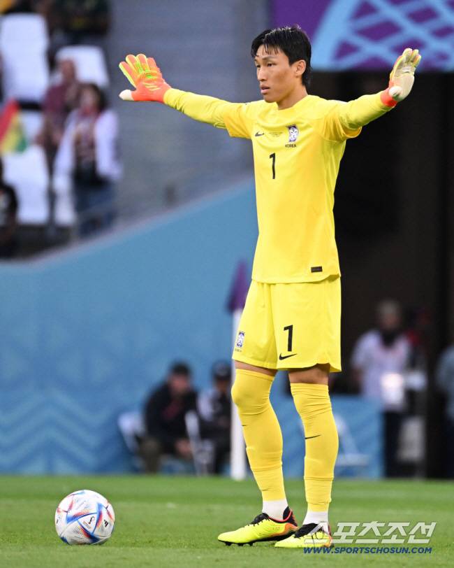 축구대표팀이 28일 오후 알라이얀의 에듀케이션 시티 스타디움에서 가나와 경기를 펼쳤다. 경기를 조율하고 있는 김승규 골키퍼. 알라이얀(카타르)=송정헌 기자songs@sportschosun.com/2022.11.28/