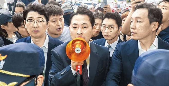 개표소 앞에서 항의하는 장동혁 국민의힘 장동혁(가운데) 대표가 5일 서울 송파구 올림픽공원 핸드볼경기장 앞에서 확성기를 들고 투표용지 부족 사태가 발생했던 잠실 7동 제2투표소 투표함 개표에 항의하는 시민들을 향해 “함께 싸우겠다”고 말하고 있다. /장련성 기자