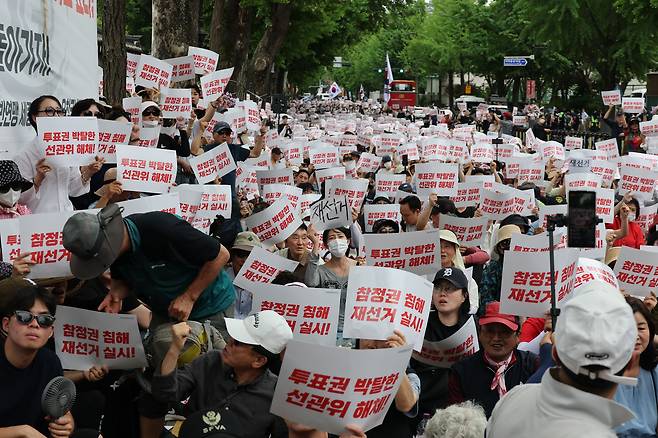 6일 청와대 앞에서 열린 6·3 지방선거 투표용지 부족 사태 규탄 및 재선거 촉구 집회에서 참석자들이 구호를 외치고 있다./연합뉴스