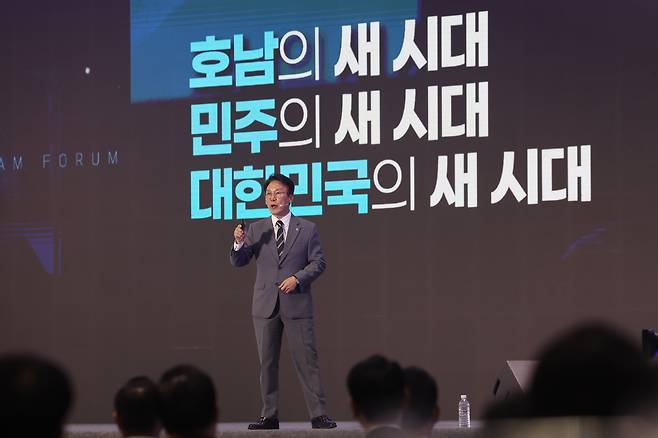 6일 오후 광주 서구 치평동 김대중컨벤션센터에서 열린 KBC 광주방송 주관 2026 뉴호남포럼에서 김민석 국무총리가 '대전환시대, 통합의 의미와 국가전략'을 주제로 기조연설을 하고 있다./연합뉴스