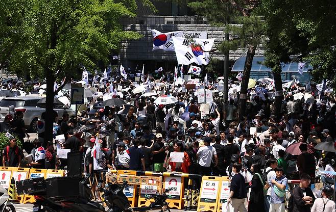 6·3 지방선거 투표용지 부족 사태에 반발한 시민들이 6일 오전 서울 송파구 올림픽공원 핸드볼경기장 개표소 앞에 모여 재선거를 요구하는 구호를 외치고 있다./ 뉴스1