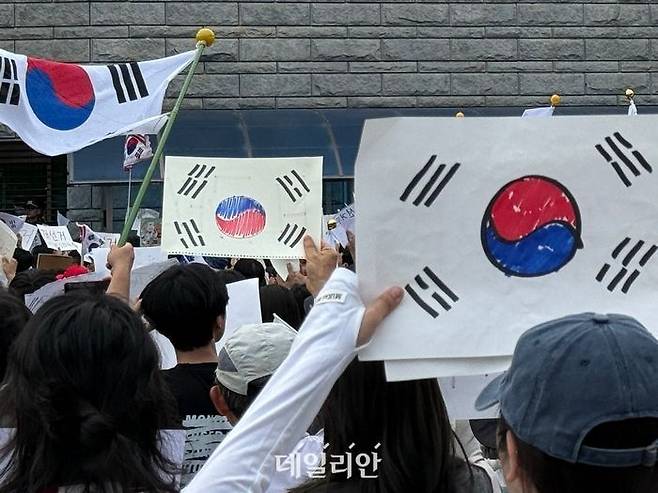 잠실 개표소 인근에 집결한 시민들이 태극기와 손글씨 피켓을 들고 "재선거"를 외치고 있다.ⓒ데일리안 어윤수 기자