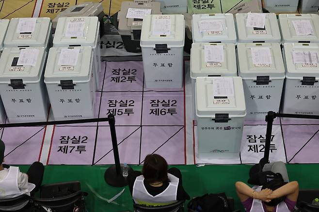 서울 송파구 올림픽공원 핸드볼경기장에 마련된 송파구 개표소에 빈 투표소의 투표함 자리가 보인다.