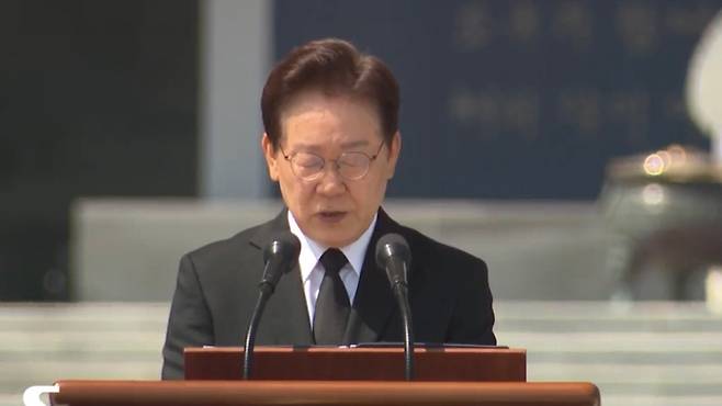 이재명 대통령이 제71회 현충일 추념식에서 순국선열과 호국영령의 희생을 기리며 추념사를 하고 있다. (SBS 캡처)