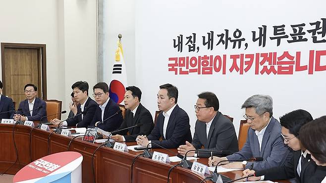 국민의힘 지도부가 6일 국회에서 열린 긴급최고위원회의에 참석하고 있다. (국민의힘)
