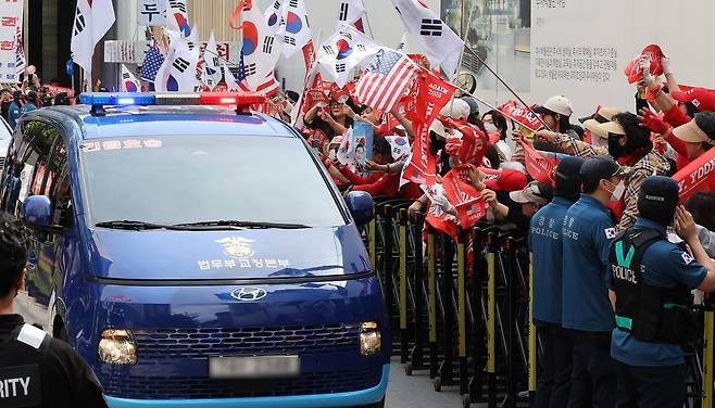 6일 윤석열 전 대통령을 태운 구치소 호송차가 경기도 과천 2차종합특검에 들어서고 있다. 윤 전 대통령은 '계엄 정당화 메시지' 관련 직권남용 혐의 피의자 신분으로 조사받을 예정이다. 연합뉴스