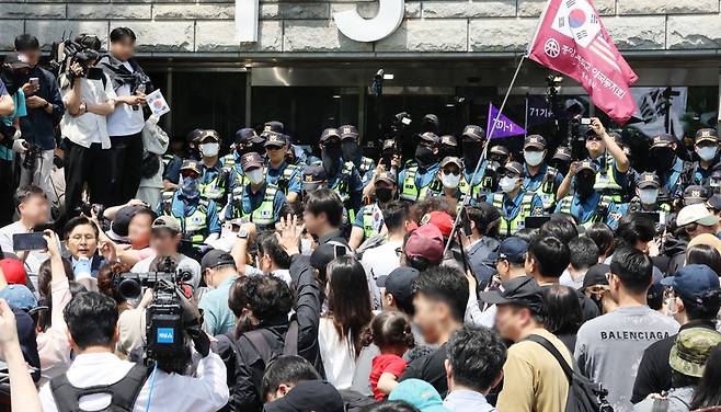 ▲ 2박 3일 봉쇄 사태‘가 발생한 서울 송파구 잠실7동 제2투표소에 대한 개표가 진행 중인 가운데, 부정선거를 주장하는 시위대가 5일 개표소인 올림픽공원 핸드볼경기장 앞에서 개표 중단을 요구하고 있다. 연합뉴스