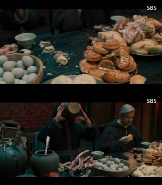 '조선구마사' 중국풍 술상이 차려진 장면 /사진=SBS 방송 화면 캡처