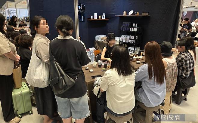 지난 4일 서울 강남구 코엑스에서 열린 '국제차문화대전' 행사 부스에서 방문객들이 차를 시음하고 있다./사진=박수림 기자