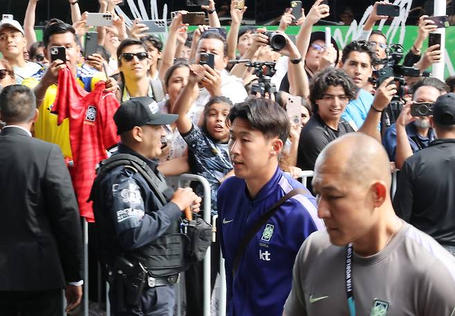 한국 축구국가대표팀 손흥민이 지난 5일 오후 4시쯤(현지시간) 2026 FIFA 북중미월드컵 한국팀의 조별예선 첫 경기가 열리는 멕시코 과달라하라 대표팀 숙소에 도착했다. 연합뉴스