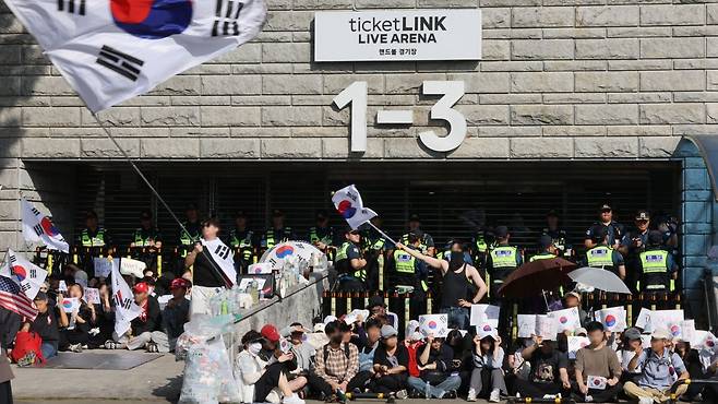 6일 개표소인 서울 송파구 올림픽공원 핸드볼경기장 앞에서 부정선거를 주장하는 시민들과 보수 성향 유튜버 등이 구호를 외치고 있다. 연합뉴스
