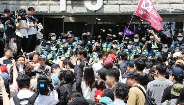 ▲'2박 3일 봉쇄 사태'가 발생한 서울 송파구 잠실7동 제2투표소에 대한 개표가 진행 중인 가운데, 부정선거를 주장하는 시위대가 5일 개표소인 올림픽공원 핸드볼경기장 앞에서 개표 중단을 요구하고 있다. ⓒ연합뉴스