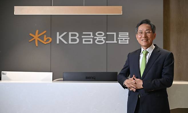 윤종규 KB금융그룹 고문이 지난달 28일 오후 서울 종로구의 집무실에서 인터뷰 전 자세를 취하고 있다. 임세준 기자