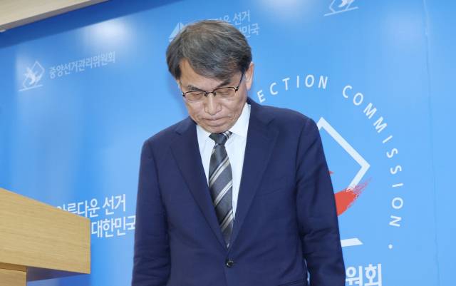 ▲노태악 중앙선거관리위원장이 5일 경기도 과천 중앙선거관리위원회에서 투표용지 부족 사태에 대한 대국민 사과 및 사의 표명을 한 뒤 기자실을 나서고 있다. ⓒ연합뉴스