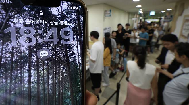 제9회 전국동시지방선거일인 3일 서울시 송파구 잠일초등학교에 마련된 잠실2동 제6투표소에서 투표용지 부족 상황으로 인해 유권자들이 오후 6시를 넘겨 투표를 하고 있다. 뉴스1