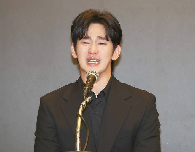 배우 김수현이 2025년 3월31일 배우 고 김새론과 교제했다는 의혹과 관련해 입장 발표 기자회견을 하고 있다. ⓒ시사저널 박정훈