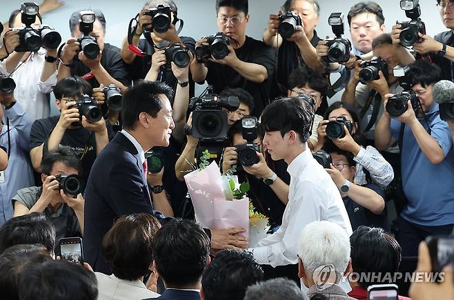 꽃다발 받는 오세훈 후보 (서울=연합뉴스) 김주형 기자 = 6·3 지방선거에서 서울시장 당선이 사실상 확정된 국민의힘 오세훈 후보가 9회 전국동시지방선거일 다음날인 4일 서울 종로구 대왕빌딩에 마련된 선거사무소에서 입장 발표 뒤 꽃다발을 받고 있다. 2026.6.4 kjhpress@yna.co.kr