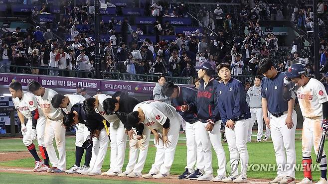 경기패배 후 인사하는 롯데 선수들 (부산=연합뉴스) 강선배 기자 = 21일 부산 사직야구장에서 열린 2026 신한 SOL뱅크 KBO리그 두산 베어스와 롯데 자이언츠 경기. 두산에 2대6으로 패한 롯데 선수들이 팬들에게 인사하고 있다. 2026.4.21 sbkang@yna.co.kr