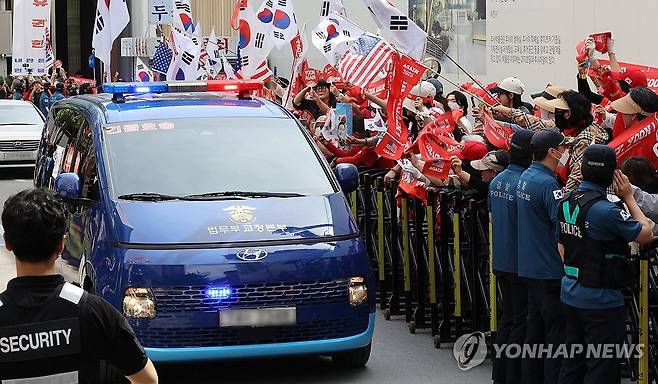 종합특검 출석하는 윤석열 전 대통령 (과천=연합뉴스) 이진욱 기자 = 6일 윤석열 전 대통령을 태운 호송차가 경기도 과천 2차종합특검에 들어서고 있다. 윤 전 대통령은 '계엄 정당화 메시지' 관련 직권남용 혐의 피의자 신분으로 조사를 받을 예정이다. 2026.6.6 cityboy@yna.co.kr