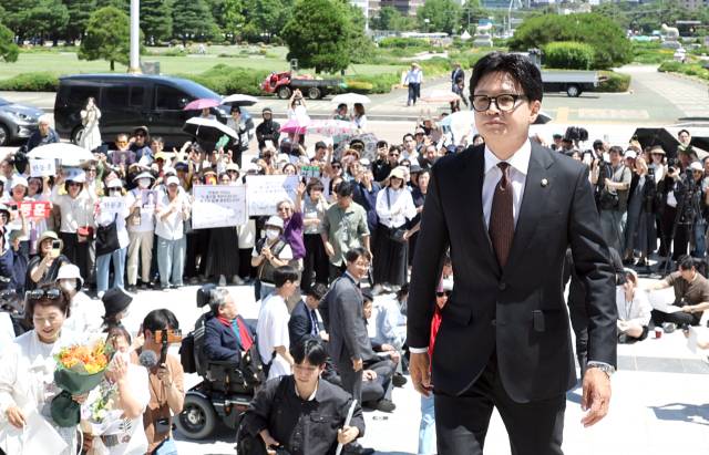 부산 북갑 국회의원 보궐선거에서 당선된 무소속 한동훈 의원이 지난 5일 국회에서 열린 본회의에 참석하기 위해 도착, 지지자들의 환호 속에 등원하고 있다. 연합뉴스