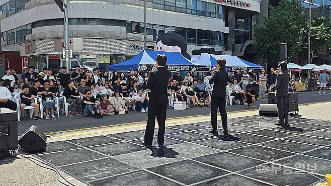 현충일인 6일 광주 동구 금남로 차 없는 거리에서 열린 보훈 뮤지컬 갈라쇼 ‘영웅, 그날을 기억하며’ 공연을 시민들이 관람하고 있다.김종찬기자 jck41511@mdilbo.com