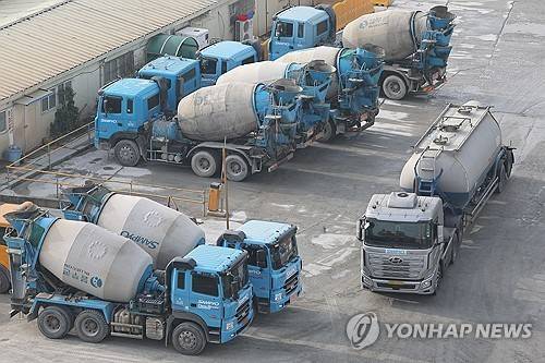 서울 시내의 한 레미콘 공장에서 레미콘 차량이 이동하고 있다. 사진=연합뉴스 제공