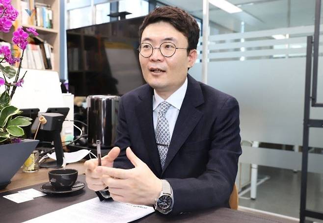 김태일 디지털금융범죄대응연구소 이사장(코어시큐리티 CEO)은 최근 서울 송파구 집무실에서 진행한 이데일리와의 인터뷰에서 금융위원회 금융정보분석원(FIU)이 추진 중인 특정금융정보법(특금법) 시행령·감독규정 개정안에 대해 우려를 표했다. 2011년에 보안 기업 코어시큐리티를 창업한 김 이사장은 매년 국세청, 관세청, 경찰, 검찰을 상대로 자금세탁 방지를 비롯해 가상자산 범죄 수사기법 등을 교육하는 IT 보안 전문가다. (사진=코어시큐리티)