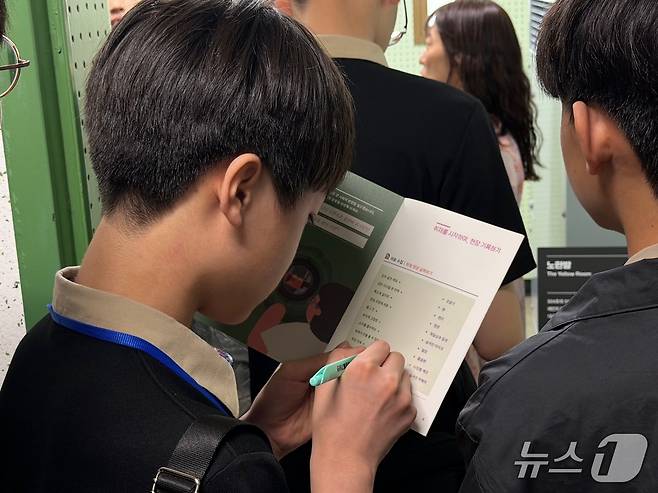 영성중 역사동아리 '피스메이커스' 학생이 '추적 90분, 그곳이 알고 싶다!' 활동지를 작성하고 있다/뉴스1 ⓒ News1 조수빈 기자