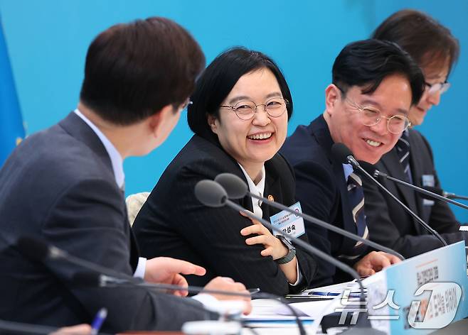 이재명 대통령은 7일 한성숙 중소벤처기업부 장관을 총리후보자로 지명했다고 밝혔다. 사진은 한성숙 중소벤처기업부 장관이 20일 청와대에서 열린 중소기업인과의 대화에서 발언을 하고 있다. 2026.3.20 ⓒ 뉴스1 허경 기자