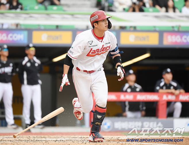 7일 인천 SSG랜더스필드에서 열린 KT 위즈와 SSG 랜더스의 경기. 5회말 무사 2루 조형우가 1타점 2루타를 치고 있다. 인천=정재근 기자 cjg@sportschosun.com/2026.6.7/