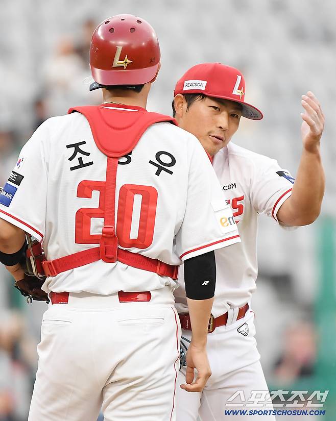 7일 인천 SSG랜더스필드에서 열린 KT 위즈와 SSG 랜더스의 경기. SSG가 7대0으로 승리한 가운데 마무리 한두솔이 조형우와 기쁨을 나누고 있다. 인천=정재근 기자 cjg@sportschosun.com/2026.6.7/