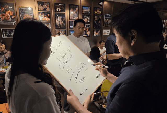 최태원 SK그룹 회장이 7일 서울 강남 깐부치킨 삼성점에서 열린 이른바 '깐부회동' 중 사인을 하고 있다. (사진=엔비디아)