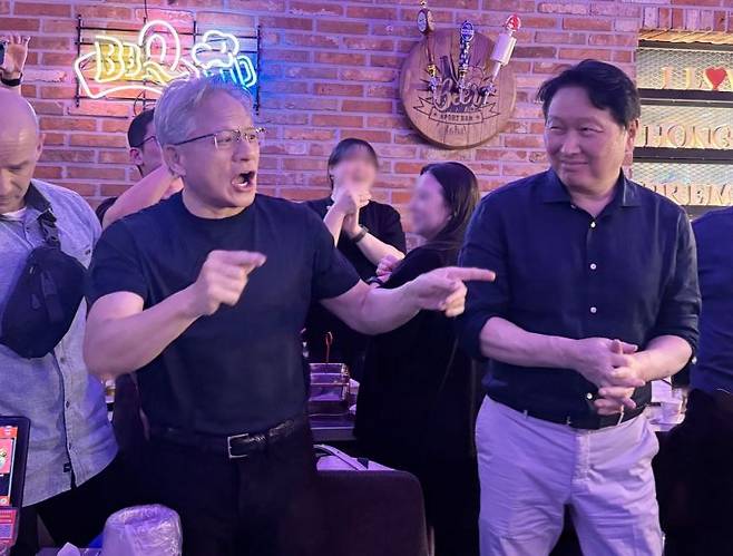 젠슨 황 엔비디아 최고경영자(CEO)가 5일 서울 마포구 비비큐(BBQ) 홍대입구점에서 최태원 SK그룹 회장, 구광모 LG그룹 회장, 이해진 네이버 의장 등과 대화하고 있다. 연합뉴스.