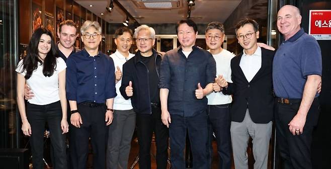 젠슨 황 엔비디아 최고경영자(CEO)와 최태원 SK 회장, 사장단이 7일 서울 강남구 깐부치킨 삼성점에서 치맥 회동을 마친 뒤 기념촬영을 하고 있다. 연합뉴스.