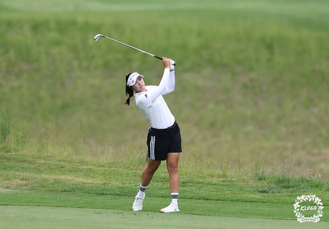 서교림이 7일 셀트리온 퀸즈 마스터즈 3라운드 4번홀에서 아이언샷을 하는 모습. /KLPGA