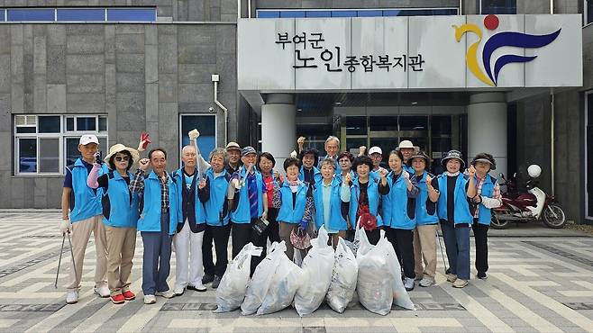 부여군노인종합복지관 소속의 신규 회원 안내 봉사동아리인 '청솔' 회원들은 최근 복지관 이용자들과 인근 주민들에게 쾌적하고 청결한 환경을 제공하고자 자발적으로 뜻을 모아 복지관 주변 일대의 환경정리 봉사활동을 펼쳤다. 부여군 제공