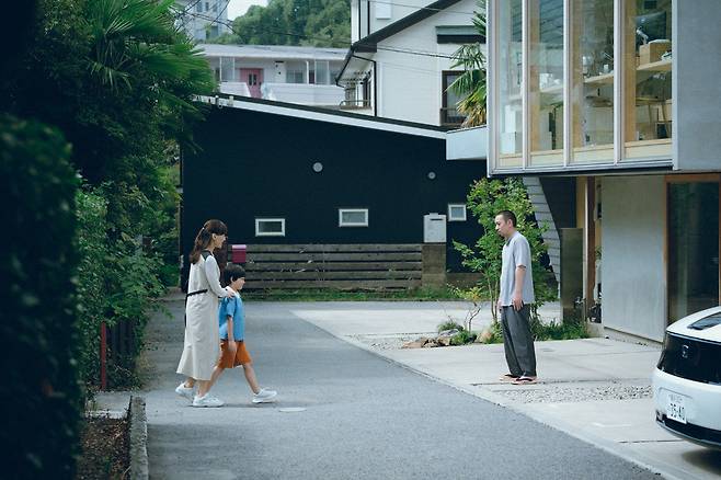 10일 개봉하는 ‘상자 속의 양’은 인공지능(AI)으로 만들어진 로봇 카케루(쿠와키 리무)가 아이를 잃은 부부의 삶에 들어오면서 벌어지는 이야기를 다룬 공상과학(SF) 영화다. 고레에다 히로카즈 감독의 10번째 칸 국제 영화제 초청작이기도 하다. NEW 제공