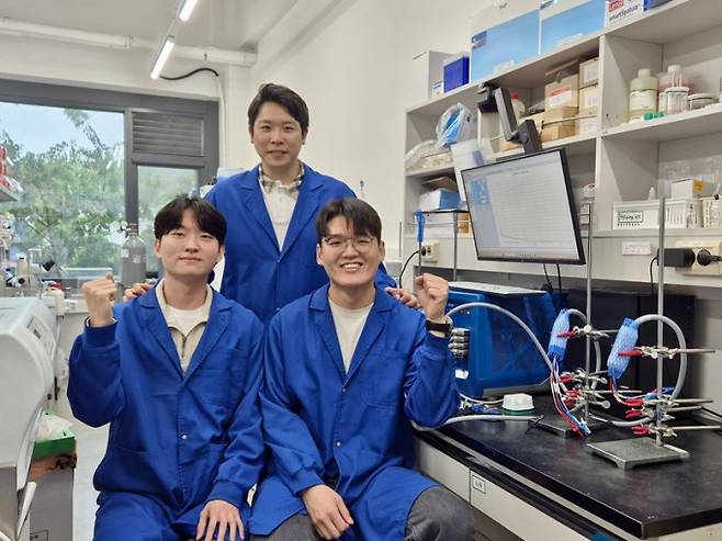 뒷줄 박지민 KAIST 교수, 앞줄 왼쪽부터 이태경 박사과정생, 오상연 박사과정생. KAIST 제공