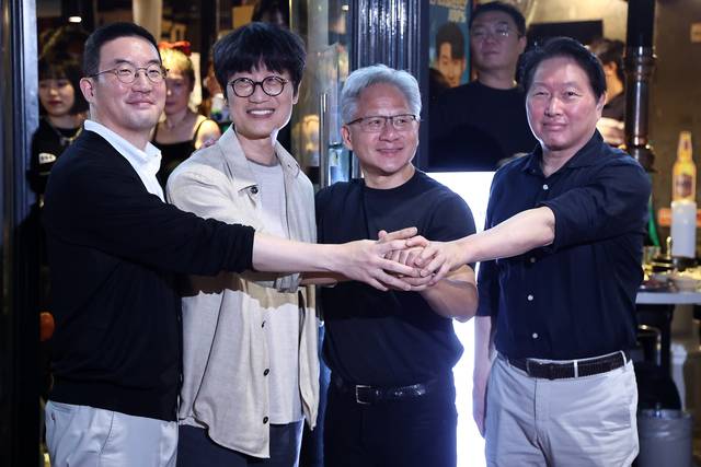 지난 5일 젠슨 황 엔비디아 최고경영자(CEO)와 최태원 SK그룹 회장, 구광모 LG그룹 회장, 이해진 네이버 의장과 서울 동교동 인근 식당에서 ‘삼소 회동’을 가졌다. 연합뉴스