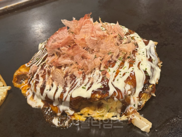 오사카 도톤보리 본쿠라야의 오코노미야끼. 정래연 기자