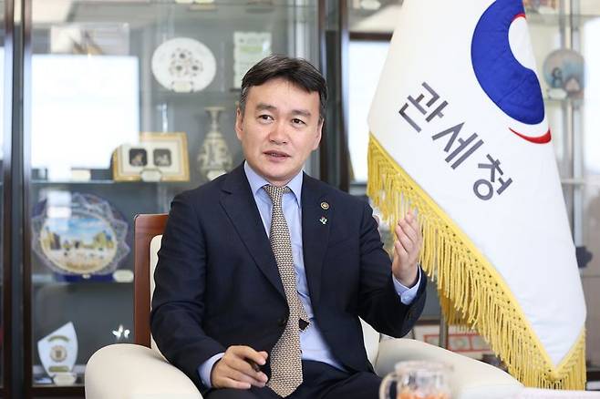 이종욱 관세청장이 지난 5일 정부대전청사 집무실에서 가진 파이낸셜뉴스와의 인터뷰에서 국경안전을 지키는 국가 핵심기관인 관세청의 향후 정책방향과 목표 등을 설명하고 있다. 관세청