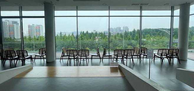 서울 구로구 항동 '9로평상'은 자연을 끌어들인 '평상'을 카페 안으로 가져왔다./사진=서윤경 기자